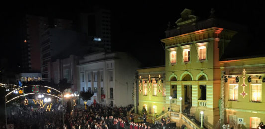 Luzes, música e muito público na abertura do Natal Bento