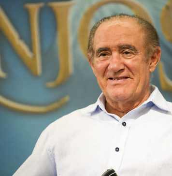 Renato Aragão reencontra amigos de faculdade após 57 anos