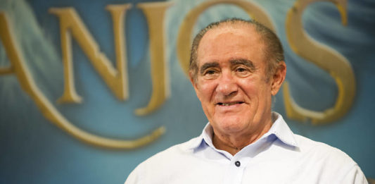 Renato Aragão reencontra amigos de faculdade após 57 anos
