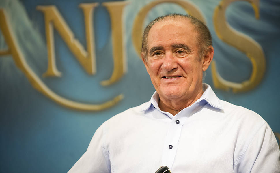 Renato Aragão reencontra amigos de faculdade após 57 anos