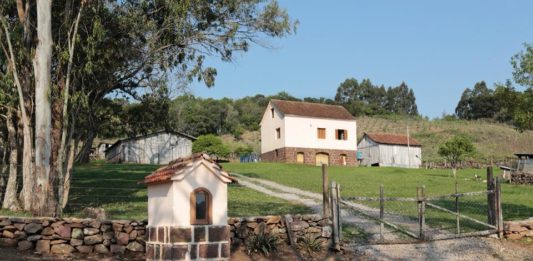 O Livro do Capitel: A obra retrata e conta a história de cada um dos capiteis encontrados em Bento Gonçalves, Monte Belo do Sul e Santa Tereza