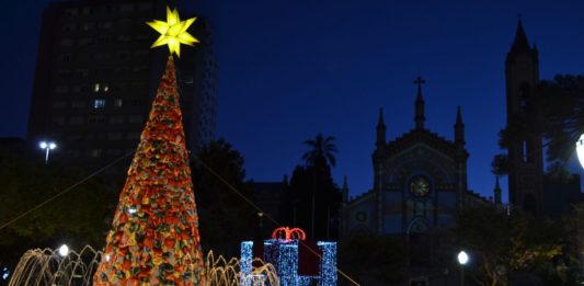 Iluminação Natalina altera cores e ambiente em Caxias do Sul