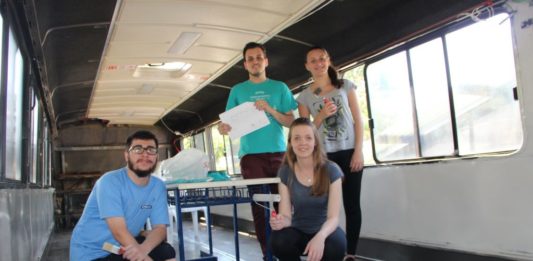 Ônibus é reformado para virar biblioteca na Escola Santa Mônica em Garibaldi