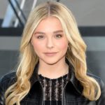 Chloë Moretz é clicada aos beijos com a modelo Kate Harrison