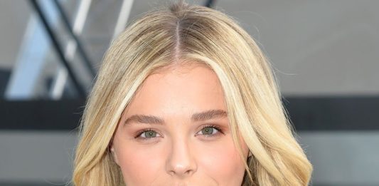 Chloë Moretz é clicada aos beijos com a modelo Kate Harrison