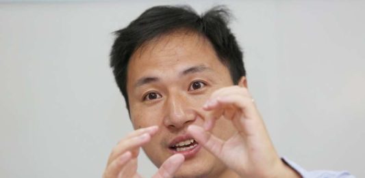 Cientista chinês que usou edição genética em bebês é demitido de universidade