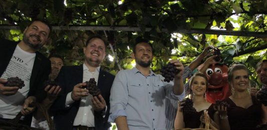 Com união das comunidades no coração da cidade é aberta temporada da Vindima em Bento