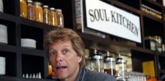Bon Jovi abre restaurante e serve comida de graça a servidores que não recebem salário