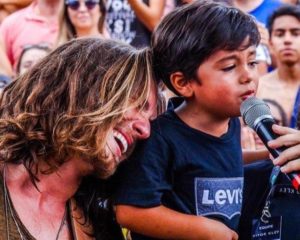 Vitor Kley divide palco com Noah, criança que viralizou nas redes sociais cantando O Sol