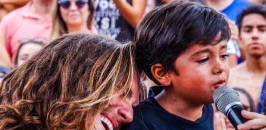 Vitor Kley divide palco com Noah, criança que viralizou nas redes sociais cantando O Sol