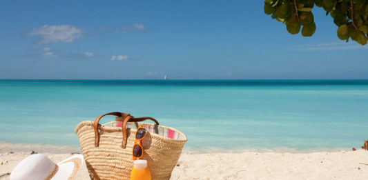 Na piscina ou na praia: descubra como se cuidar