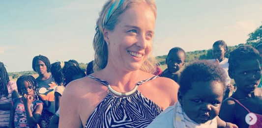 Angélica posta foto com crianças africanas e fãs especulam adoção