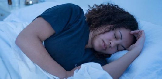 Dorme menos de 6 horas por noite? Estudo indica que você tem mais chances de ter problemas de saúde