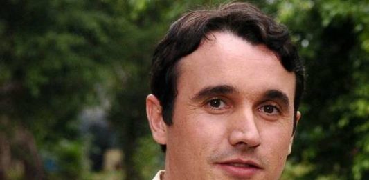 Caio Junqueira permanece em estado grave após capotar carro no RJ