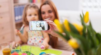 Pais postam fotos de filhos com poucas roupas na internet. Qual é o perigo?