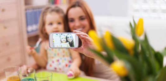 Pais postam fotos de filhos com poucas roupas na internet. Qual é o perigo?