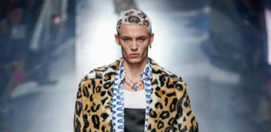 Gaúcho João Knorr arrasa na passarela da Versace e recebe homenagem de Donatella