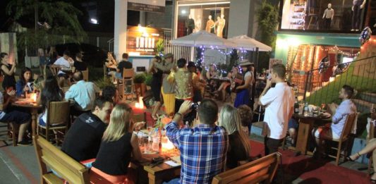 Jantar Sob as Estrelas em clima de celebração