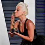 Lady Gaga é a primeira artista a vencer cinco premiações na mesma temporada