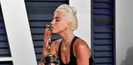 Lady Gaga é a primeira artista a vencer cinco premiações na mesma temporada