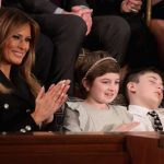 Quem é o pequeno Trump que dormiu durante o discurso do presidente