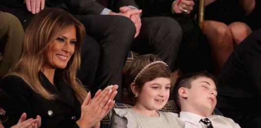 Quem é o pequeno Trump que dormiu durante o discurso do presidente Quem é o pequeno Trump que dormiu durante o discurso do presidente