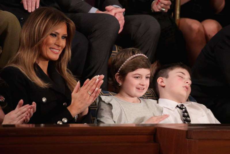 Quem é o pequeno Trump que dormiu durante o discurso do presidente