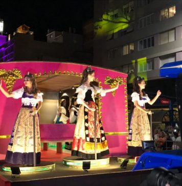 Primeiro desfile da Festa da Uva reúne mais de 15 mil pessoas em Caxias do Sul