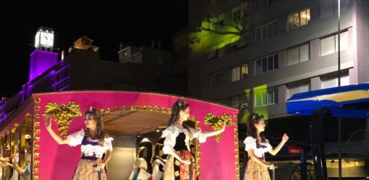 Primeiro desfile da Festa da Uva reúne mais de 15 mil pessoas em Caxias do Sul