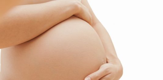 Dentro do útero, feto passa por cirurgia de reparação da coluna