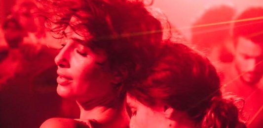 Bruna Linzmeyer e Camila Pitanga protagonizam cenas quentes em clipe