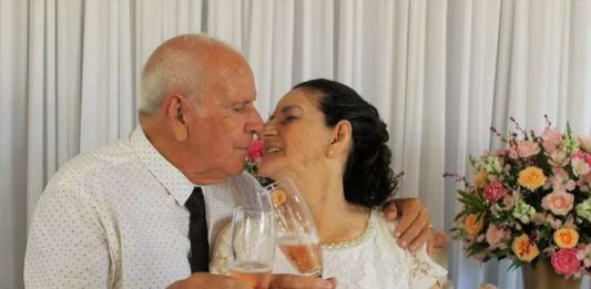Casal de idosos se casa após se conhecer no Tinder