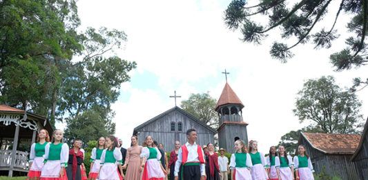 Confira o vídeo com a coreografia do desfile da Festa da Uva 2019