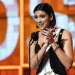A cantora Dua Lipa vence na categoria 'Artista revelação', durante cerimônia de premiação do Grammy, em Los Angeles 