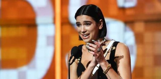 A cantora Dua Lipa vence na categoria 'Artista revelação', durante cerimônia de premiação do Grammy, em Los Angeles 