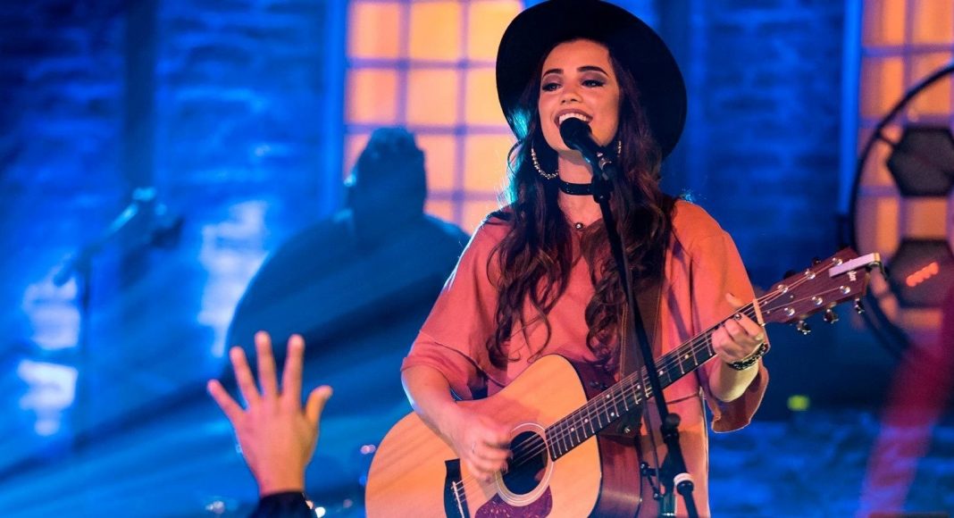 Festa da Uva tem entrada franca nesta segunda-feira com show gospel de Isadora Pompeio