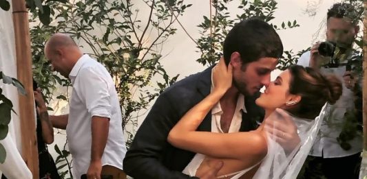 Chay Suede e Laura Neiva recém casados, reúnem toda a família em foto
