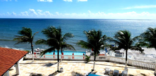 O sal do mar ou o cloro da piscina fazem a pele queimar mais ao sol?