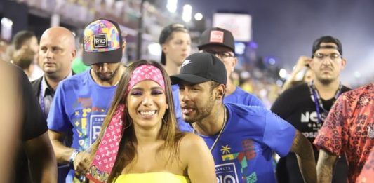 Neymar e Anitta se beijam no sambódromo do Rio de Janeiro