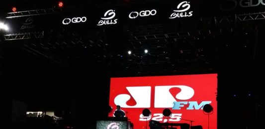Mais de 15 mil pessoas aproveitam noite de pop rock na Festa da Uva