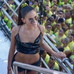 Motoboy que levou Bruna Marquezine embora do Carnaval tira onda na web