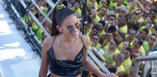 Motoboy que levou Bruna Marquezine embora do Carnaval tira onda na web