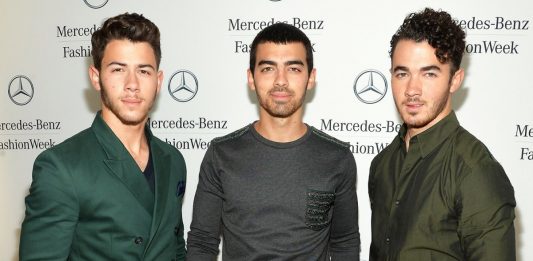 O retorno dos Jonas Brothers com o clipe Sucker