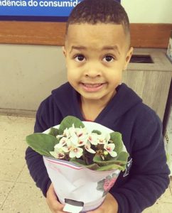 Mãe faz filho se desculpar e levar flores para coleguinha após empurrão