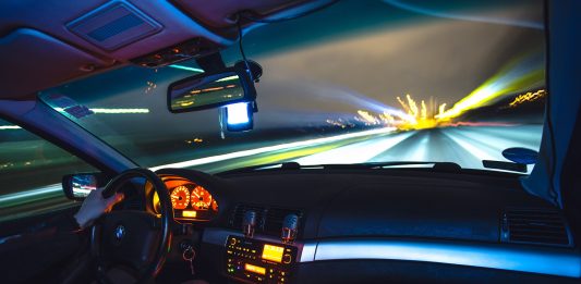 Motorista que dirige em alta velocidade pode perder o seguro em caso de acidentes