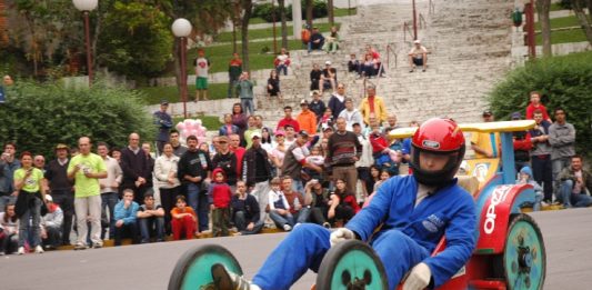 Bento Gonçalves realiza 4ª edição da Corrida de Carrinho de Lomba