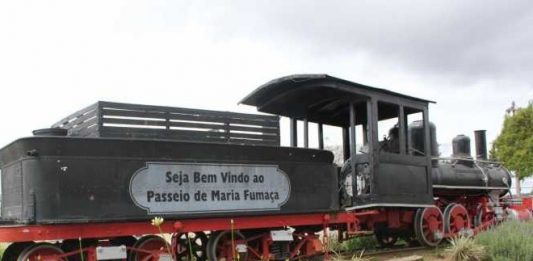 Estação férrea: locomotiva desativada passa por manutenção em Bento Gonçalves