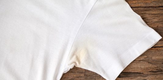 Como tirar mancha de desodorante: use produtos simples e caseiros