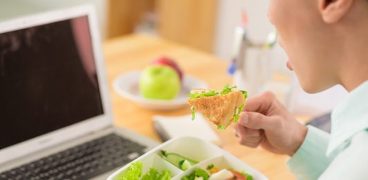 Saiba como se alimentar de forma saudável durante o expediente de trabalho