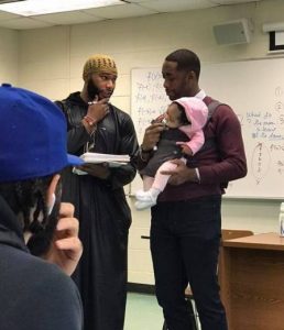 Professor dá aula carregando bebê de aluno e imagem emociona o mundo todo